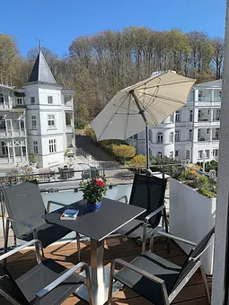 Auf dem vorderen Balkon entspannen 