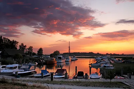 Sonnenuntergang im Hafen vom Deich