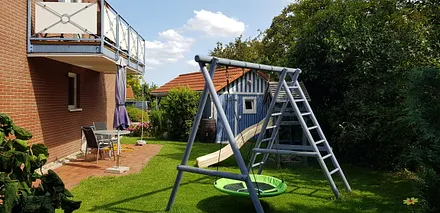 Garten mit Südterrasse, Südbalkon, Spielgeräten, Carport mit Abstellraum 