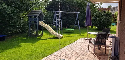 Südterrasse mit Garten und Spielgeräten