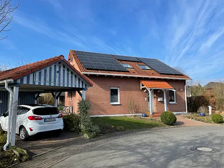 Hausansicht mit Carport