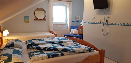 Schlafzimmer mit Leseecke und TV