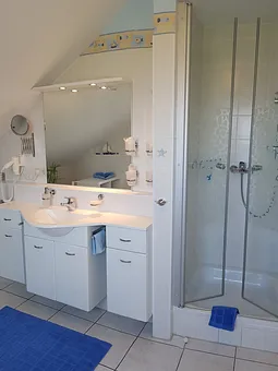 Badezimmer mit Dusche