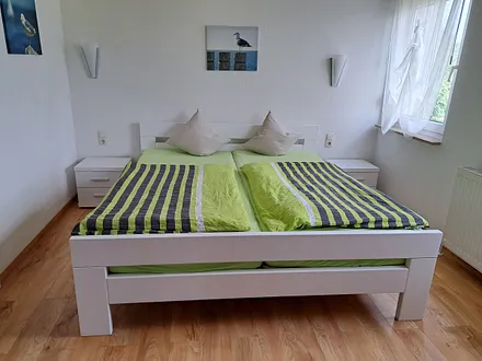 Schlafzimmer mit Kinderbett und Kabelfernseher.