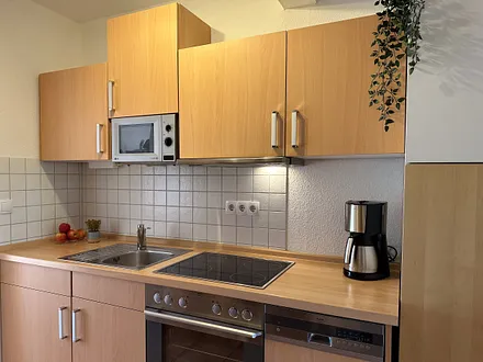 VOLLAUSGESTATTETE KÜCHENZEILE