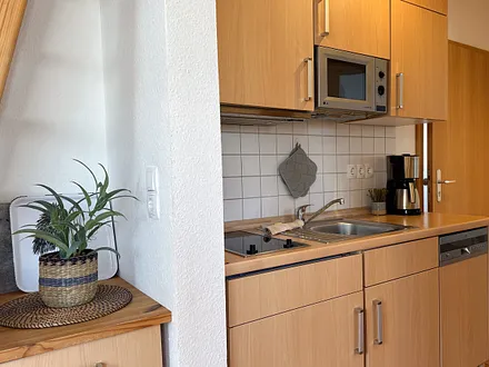 VOLLAUSGESTATTETE KÜCHENZEILE