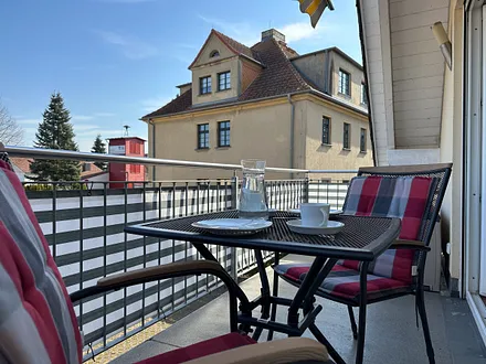 KAFFEETRINKEN MIT BLICK AUF DEN ORTSKERN