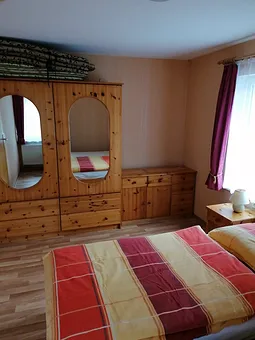 Schlafzimmer mit Doppelbett  (Foto 2)