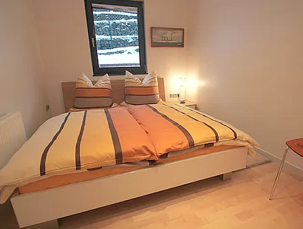 Schlafzimmer mit Schrank