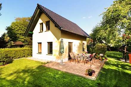 Vorderansicht mit Spielplatz Ferienhaus