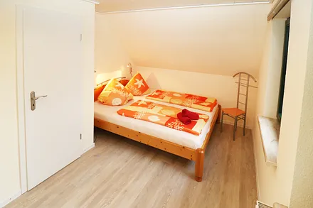 Schlafzimmer mit Doppelbett 