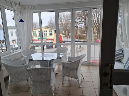 beheizbarer Wintergarten 10,9 m2   Frühstückstisch + mit Leseplatz