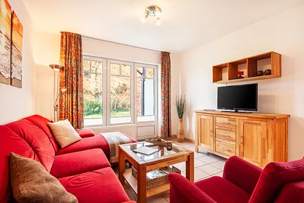 gemütliches Wohnzimmer mit Blick auf die Terrasse