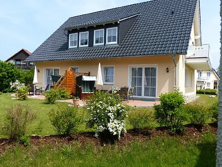 Außenansicht: Haus D, großer Balkon und Terrasse 