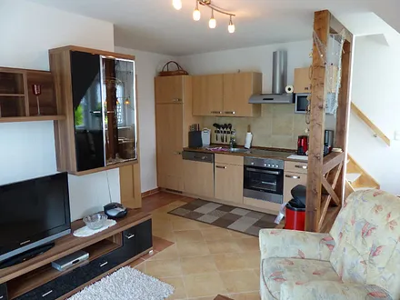 Wohnzimmer mit Küche (Balkonwohnung)