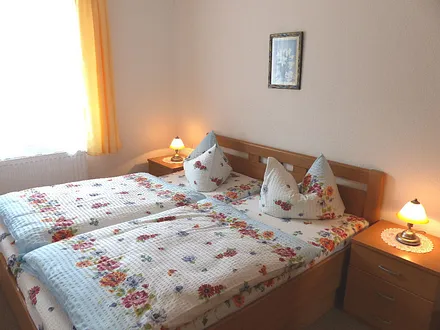 Eines der Schlafzimmer mit Doppelbett