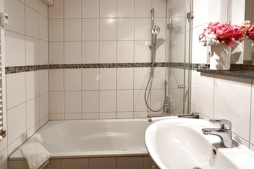 Badezimmer mit Badewanne