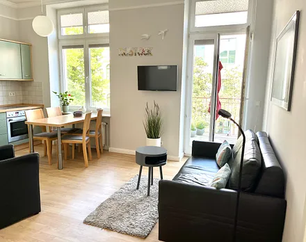 Wohnzimmer mit Balkonzugang