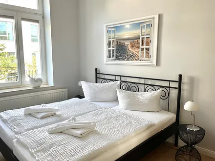 separates Schlafzimmer mit Doppelbett