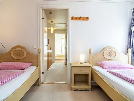 Ferienhaus Residenz zu den 3 Tannen Zingst - kleines Schlafzimmer im Obergeschoss mit zwei Einzelbetten