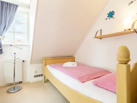 Ferienhaus Residenz zu den 3 Tannen Zingst - kleines Schlafzimmer im Obergeschoss mit zwei Einzelbetten