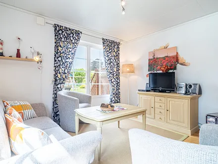 Ferienhaus Residenz zu den 3 Tannen Zingst - Wohnbereich mit SAT-TV und Ausgang zu Terrasse und Wiese