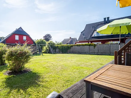Ferienhaus Residenz zu den 3 Tannen Zingst ... Terrasse, Wiese und Schaukel ...