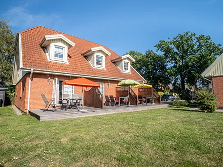 Ferienhaus Residenz zu den 3 Tannen Zingst ... Terrasse und Wiese