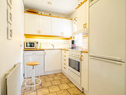 Ferienhaus Residenz zu den 3 Tannen Zingst - Küche mit u.a. Geschirrspüler, Backofen, Mikrowelle, Kühl- und Gefrierschrank