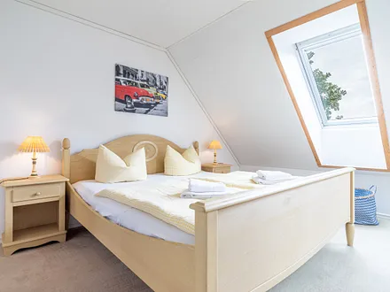 Ferienhaus Residenz zu den 3 Tannen Zingst - Schlafzimmer mit Doppelbett im Obergeschoss
