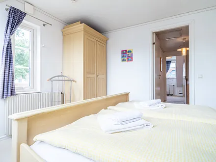 Ferienhaus Residenz zu den 3 Tannen Zingst - Schlafzimmer mit Doppelbett im Obergeschoss
