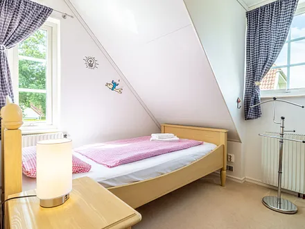 Ferienhaus Residenz zu den 3 Tannen Zingst - kleines Schlafzimmer im Obergeschoss mit zwei Einzelbetten