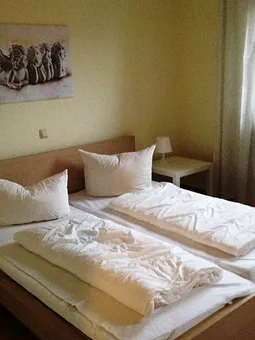 Schlafzimmer 1 mit zusätzlichem Kinderbettchen