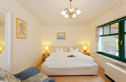 Schlafzimmer mit Doppelbett