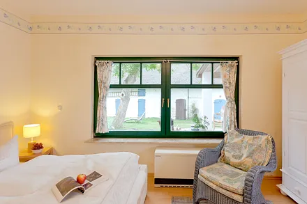 Schlafzimmer mit Doppelbett