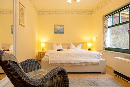 Schlafzimmer mit Doppelbett