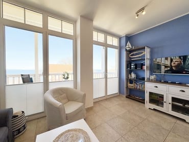 gemütliches Wohnzimmer mit TV