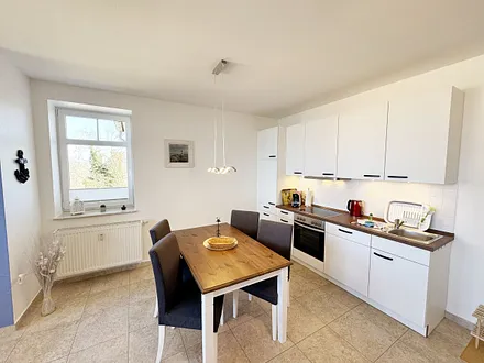 gemütlicher Essbereich mit Küchenzeile