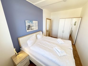Schlafzimmer mit Kleiderschrank
