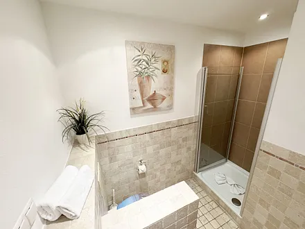 Badezimmer mit Dusche