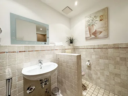 innenliegendes Badezimmer mit WC