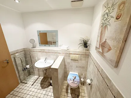 Badezimmer mit Waschbecken und WC