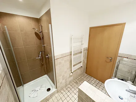 innenliegendes Badezimmer mit Dusche