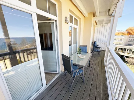 Vom Wohnzimmer gelangen Sie auf den Balkon