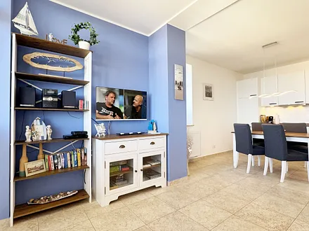 gemütlicher Wohnbereich mit Anrichte