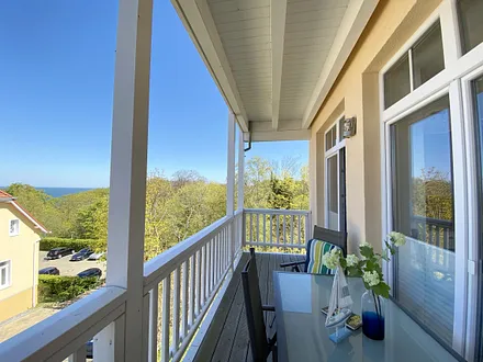 bestuhlter Balkon vom Wohnbereich erreichbar