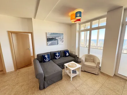 gemütliches Wohnzimmer mit Couch