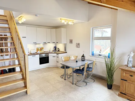 moderne Küchenzeile mit Esstisch