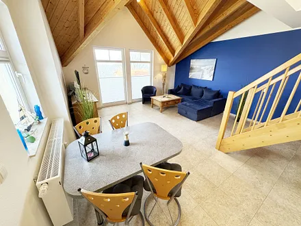 Esstisch mit Blick auf den Wohnbereich