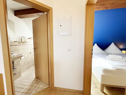 Flur mit Blick auf das Schlafzimmer und Badezimmer